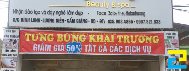 Mẫu 10: Bản in băng rôn khai trương spa có nền đỏ nổi bật, kết hợp với kiểu chữ đơn giản màu vàng - trắng