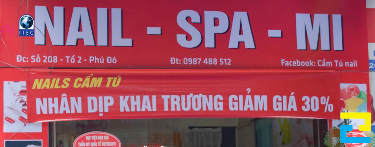 Mẫu 2: Băng rôn khai trương spa được thiết kế với chữ trắng - vàng, nền đỏ nổi bật