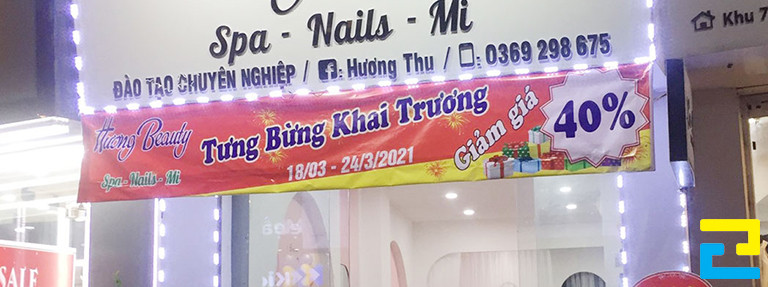 Mẫu 3: Băng rôn được thiết kế với nền đỏ - vàng, kiểu chữ đơn giản, kết hợp với hình ảnh hộp quà
