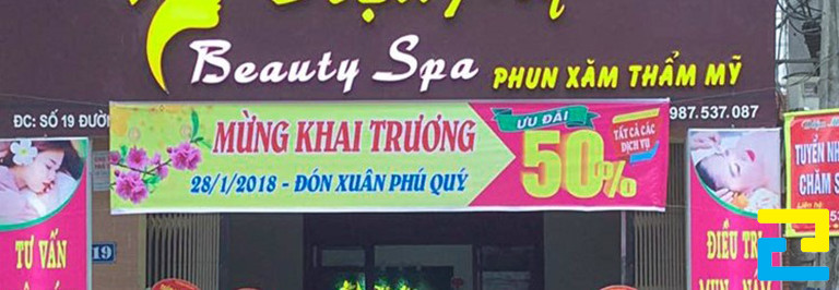 Mẫu 4: Bandroll khai trương spa được thiết kế với kiểu chữ đơn giản, kết hợp với hình ảnh hoa, nền vàng - hồng