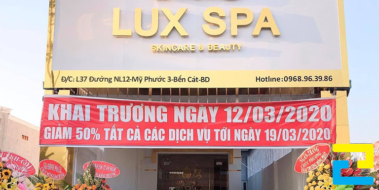 Mẫu 7: Băng rôn khai trương khổ ngang được thiết kế với kiểu chữ đơn giản màu trắng, kết hợp với nền đỏ nổi bật
