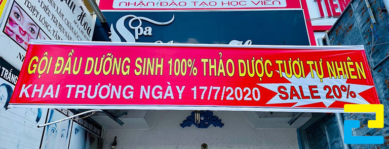 Mẫu 8: Bandroll khai trương spa có nền đỏ nổi bật, kết hợp với kiểu chữ đơn giản màu trắng - vàng