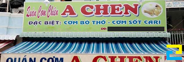 In bảng hiệu quán cơm A Chien khổ lớn treo tại mặt tiền quán