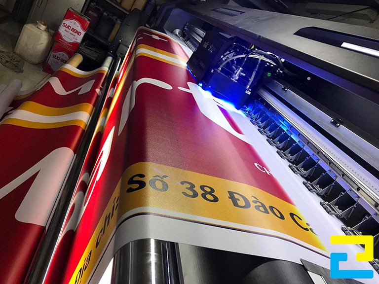 Bạt hiflex 3M có độ mịn, có khả năng bám dính mực tốt hơn so với bạt không gân, tuổi thọ sử dụng của bạt cũng lâu hơn