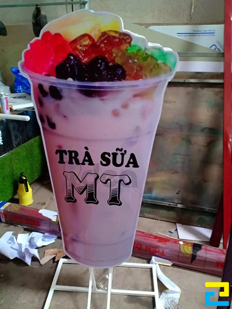 In standee hình ly trà sữa cho quán trà sữa MT tại Phường Long Trường, TP. Thủ Đức