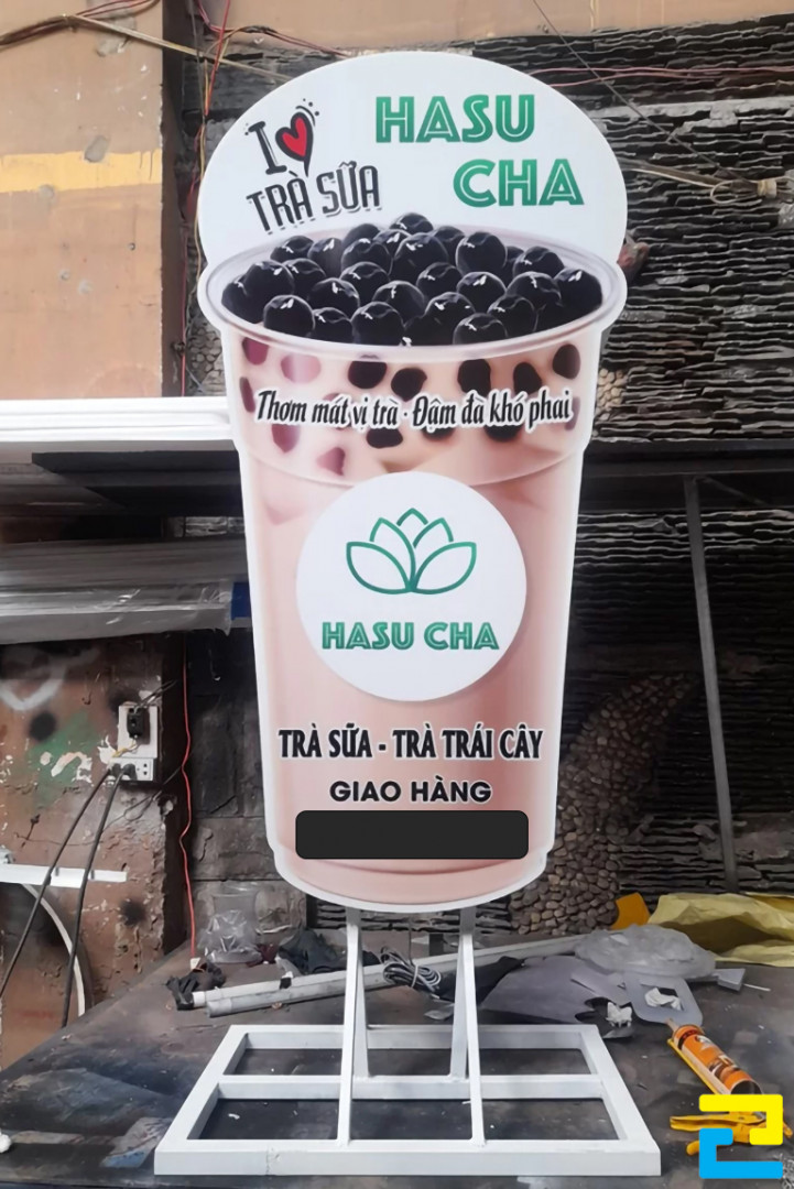 In standee hình ly trà sữa cho quán trà sữa Hasu Cha