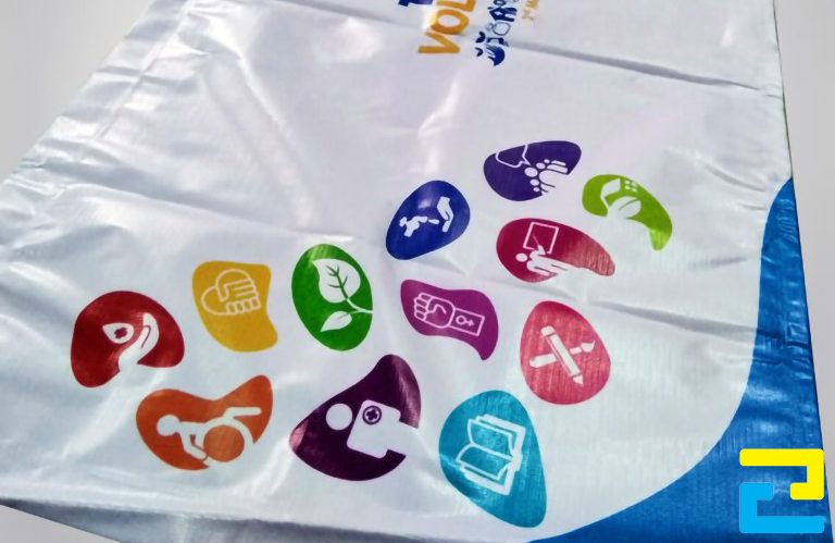 Chất lượng ấn phẩm standee được in trên bạt hiflex (bạt có gân) sẽ không bằng giấy PP ngoài trời, giá thành in vì thế mà cũng rẻ hơn