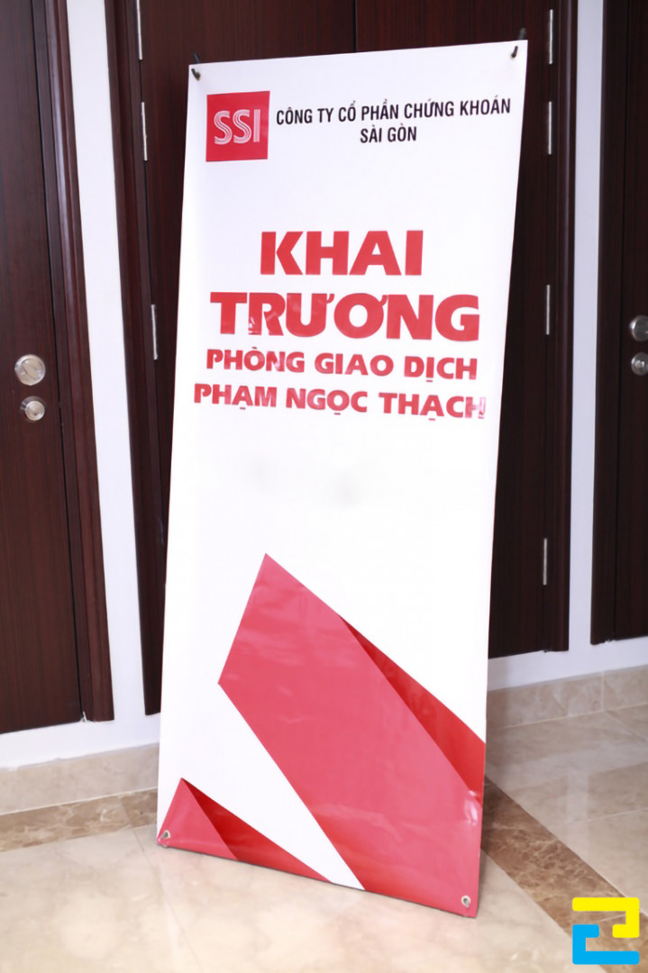 In standee khai trương phòng giao dịch mới của Công ty cổ phần chứng khoán SSI