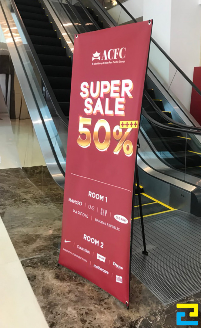 In standee khuyến mãi giảm giá 50% cho Công ty TNHH Thời trang & Mỹ phẩm Âu Châu