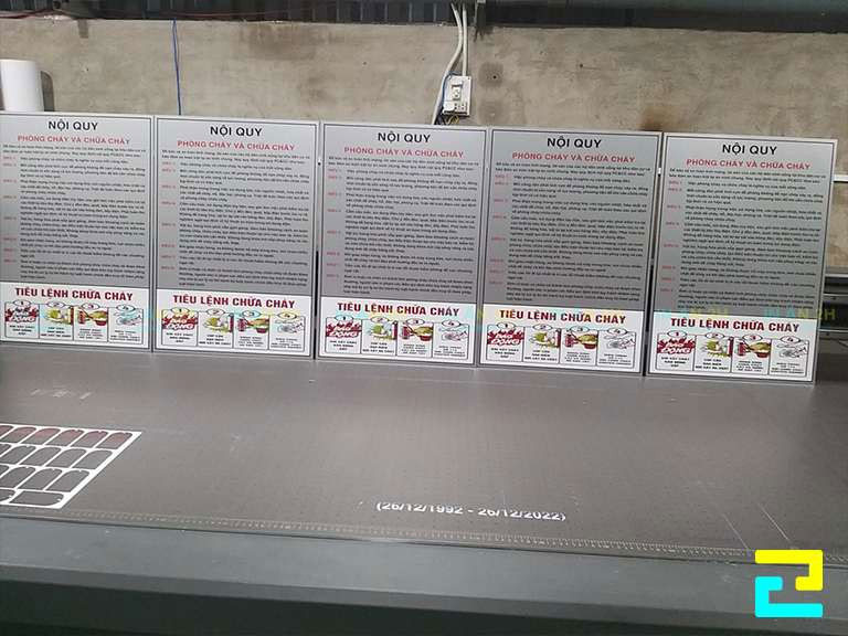 Công Ty In Ấn Quảng Cáo 2H sử dụng mực in UV gốc dầu để in lên chất liệu kim loại