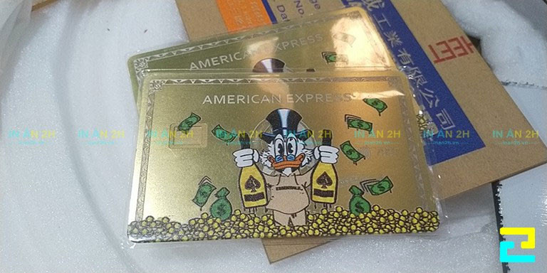 Vẻ ngoài sáng bóng của kim loại giúp cho ấn phẩm có độ sáng bóng, thu hút ánh nhìn