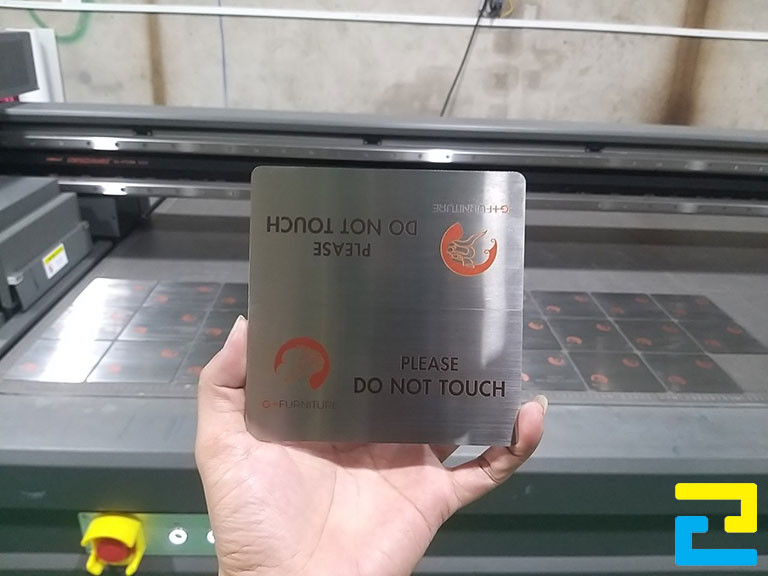 Tuổi thọ của bản in trên kim loại lâu, dao động từ 10 cho đến 20 năm hoặc hơn