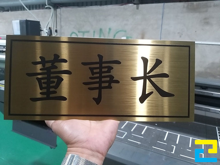 Mực in UV trên bề mặt kim loại không thể tự khô bằng cách bay hơi như mực dầu, mực nước