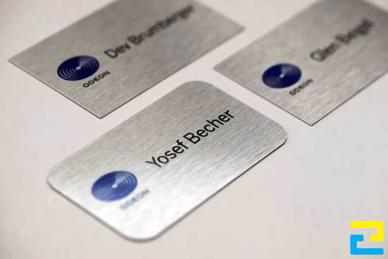 In UV phẳng lên kim loại còn được ứng dụng để in những loại tem nhãn