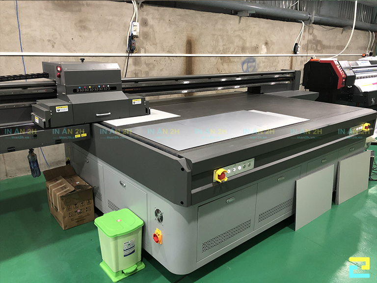 Máy in UV phẳng tại xưởng của Công Ty In Ấn Quảng Cáo 2H