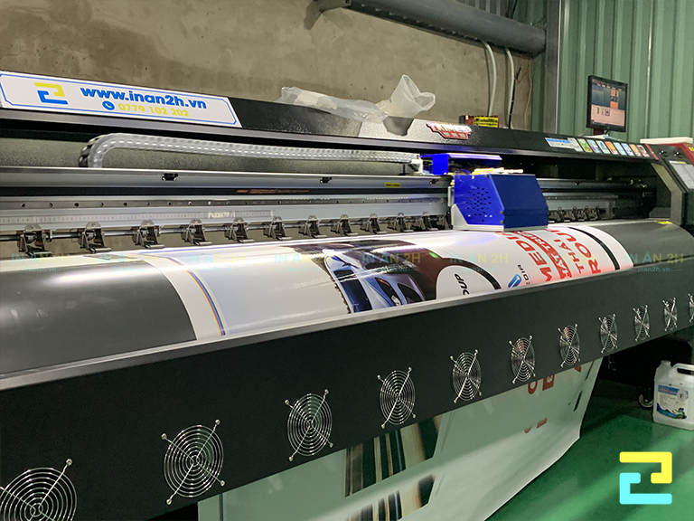 Máy in UV cuộn khổ lớn tại xưởng của Công Ty In Ấn Quảng Cáo 2H