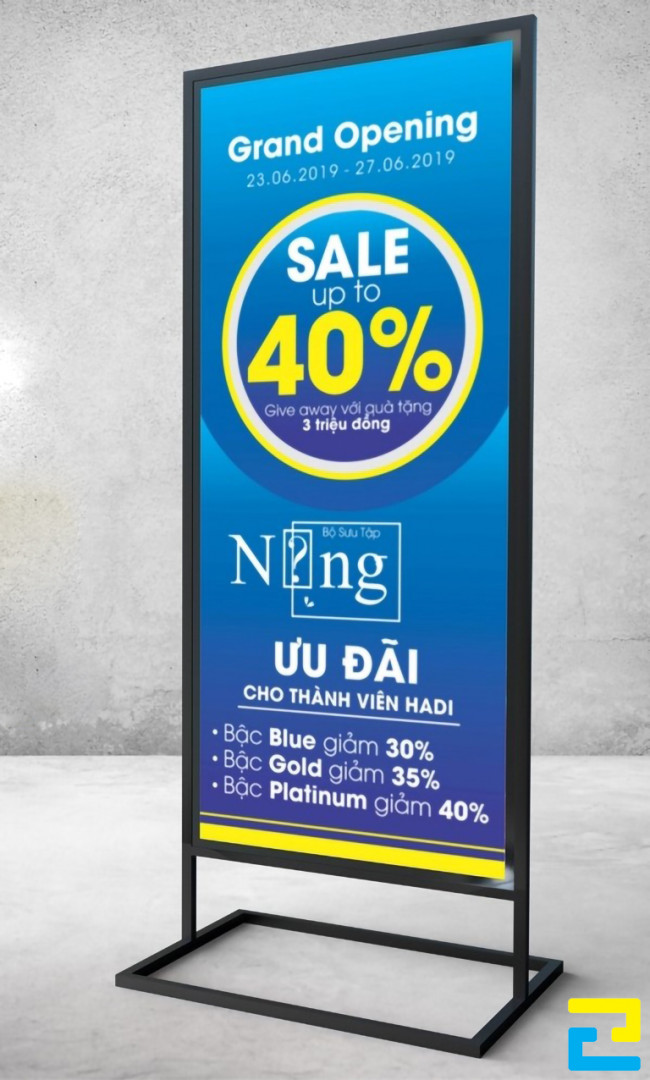 Mẫu 10: Standee khai trương được thiết kế với kiểu chữ đơn giản, tông màu xanh dương chủ đạo