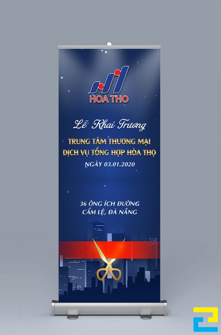 Sau khi sản phẩm standee đã được in xong, nhân viên sẽ tiến hành gia công cho standee như: Cán màng, đóng khoen ở 4 góc,...