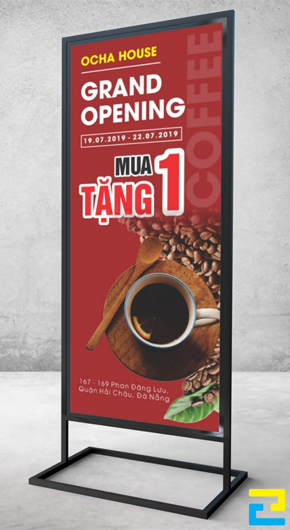 Mẫu 12: Standee khai trương quán Cà phê được thiết kế với hình ảnh ly cà phê, hạt cà phê, tông màu đỏ chủ đạo, kết hợp với kiểu chữ đơn giản