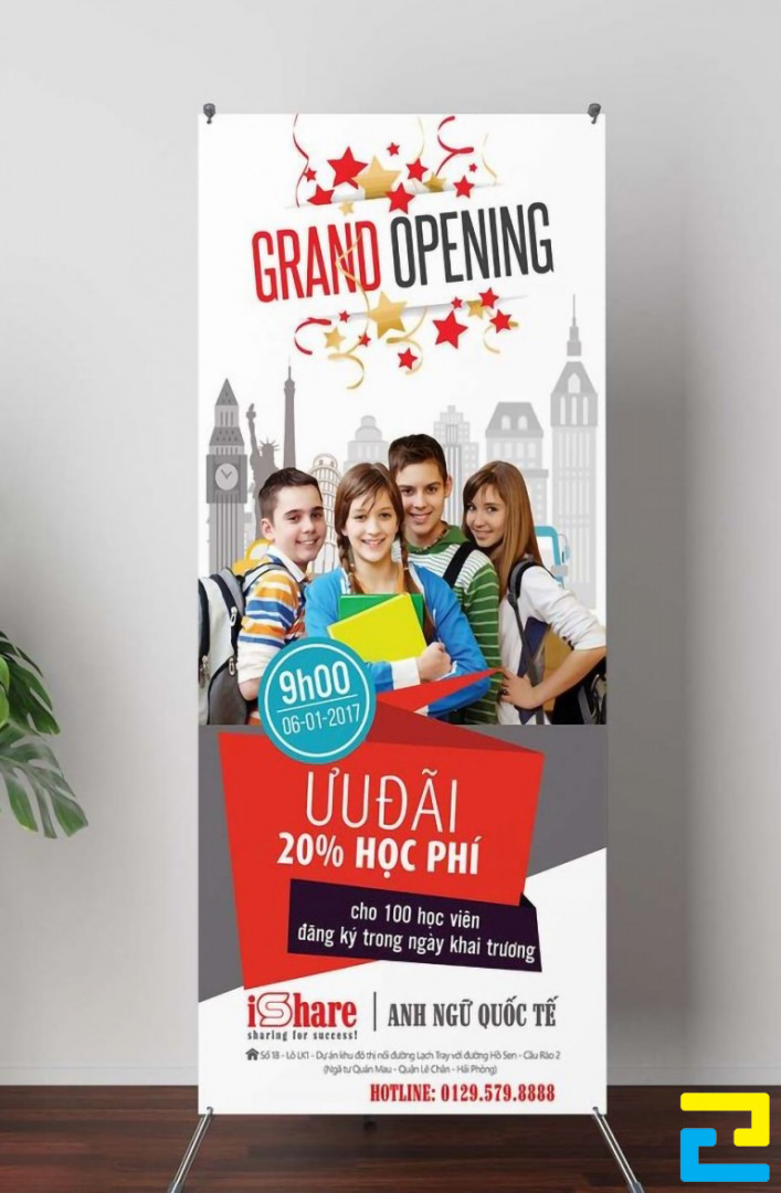 Mẫu 2: Standee mừng dịp khai trương trường Anh ngữ được thiết kế với hình ảnh học sinh, kiểu chữ đơn giản kèm theo ngôi sao trang trí