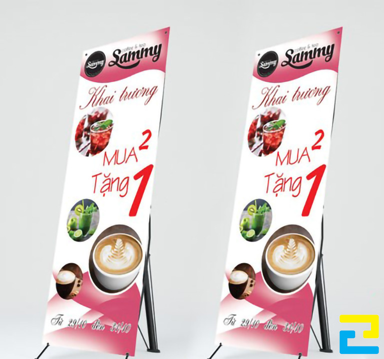 Mẫu 3: Standy khai trương được thiết kế với hình ảnh sản phẩm, tông màu trắng - hồng, kết hợp với kiểu chữ nghệ thuật