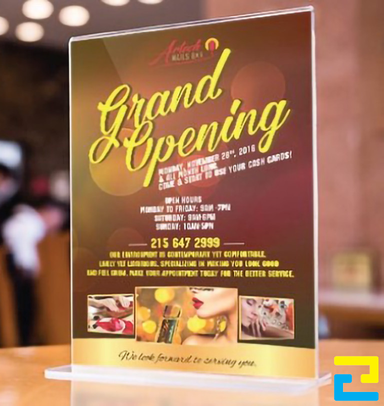 Mẫu 6: Standee để bàn được thiết kế với kiểu chữ nghệ thuật, hình ảnh minh họa cho dịch vụ, tông màu nâu - vàng