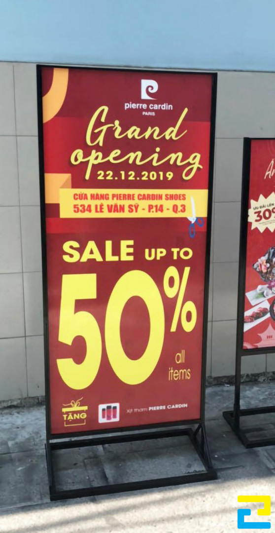 Những thông tin trên standee cần được bố trí ở những vị trí hợp lý, để ấn phẩm trông dễ nhìn, thu hút người xem hơn
