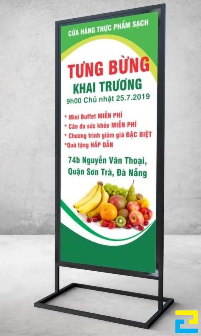 Mẫu 9: Standy khai trương cửa hàng thực phẩm sạch được thiết kế với tông màu trắng - xanh, kết hợp với hình ảnh trái cây đẹp mắt