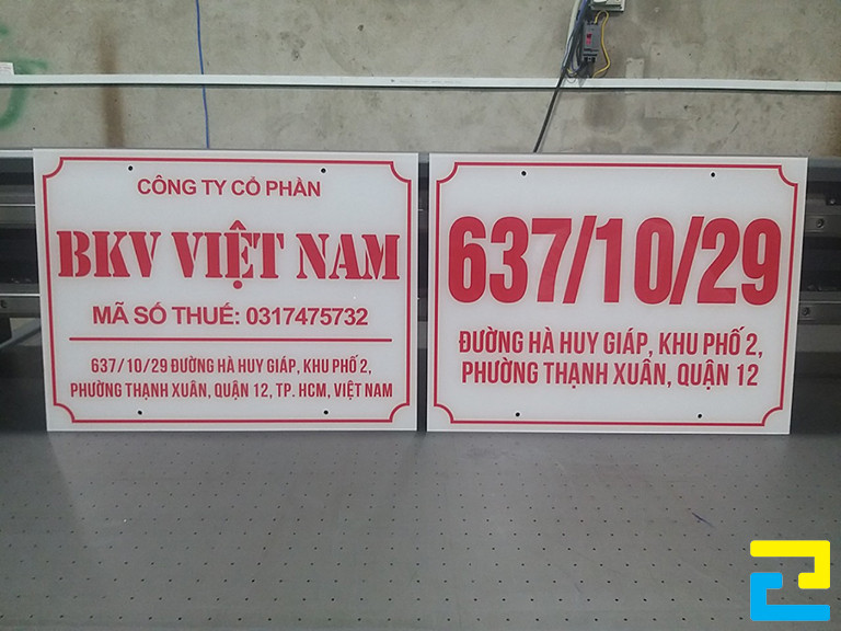 Mẫu 1: Bảng hiệu công ty bất động sản được in trên chất liệu mica trắng, in bằng máy in UV phẳng