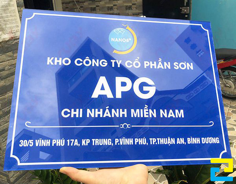 Tùy vào kích thước không gian quầy lễ tân mà quý khách lựa chọn kích thước biển hiệu phù hợp