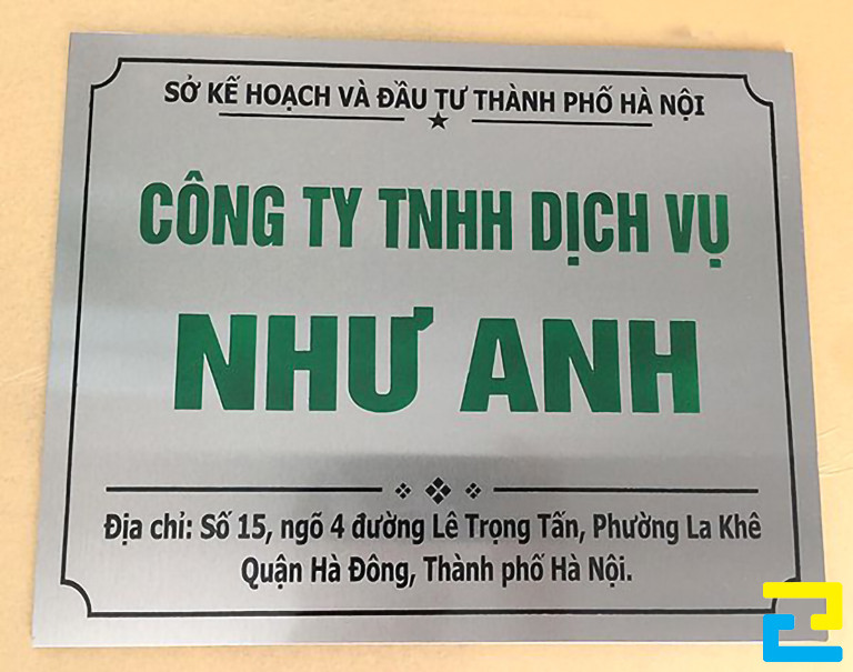 Nhân viên của Công Ty In Ấn Quảng Cáo 2H sẽ tư vấn cho quý khách chất liệu in biển hiệu công ty phù hợp