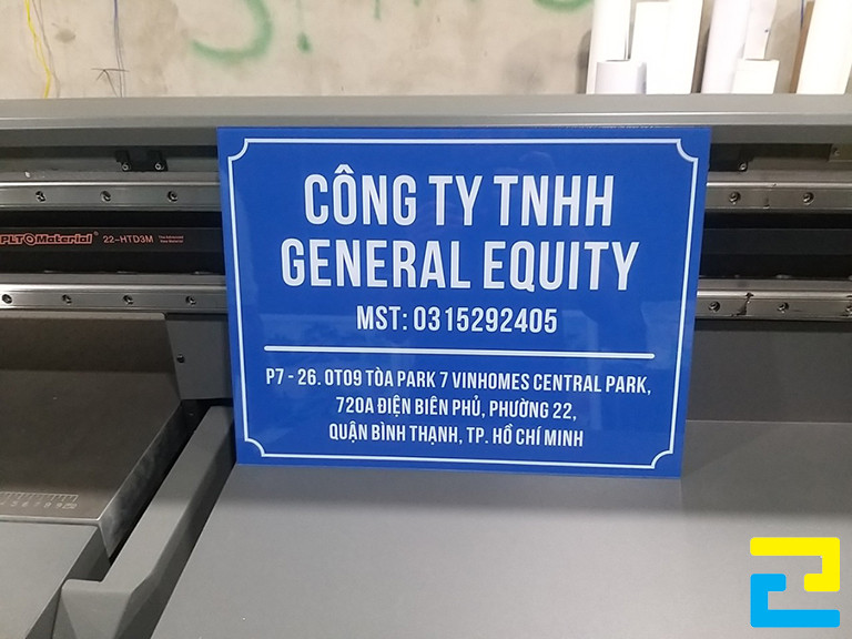 Mẫu 11: Bảng hiệu công ty du lịch được in trên chất liệu mica xanh dương, chữ trắng, kích thước 30 x 40cm