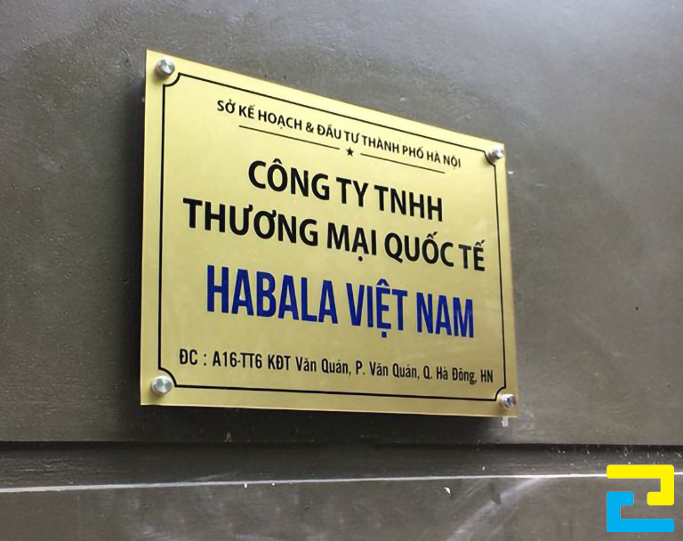 Sau khi tiếp nhận được thông tin đặt in ấn bảng hiệu công ty, nhân viên sẽ tư vấn, đồng thời gửi bảng giá chi tiết đến quý khách
