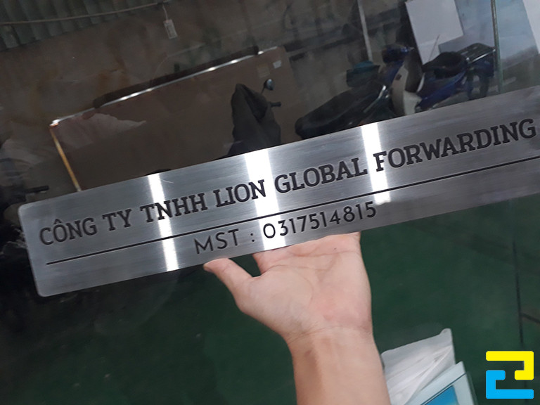Mẫu 14: Bảng hiệu công ty nội thất có kích thước 60 x 10cm, được in trên chất liệu inox sáng bóng, in bằng máy in UV phẳng