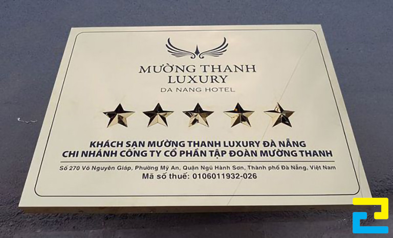 Để có thể lựa chọn được chất liệu in ấn biển hiệu cho công ty phù hợp, quý khách nên xác định được vị trí mình treo biển hiệu là ở đâu