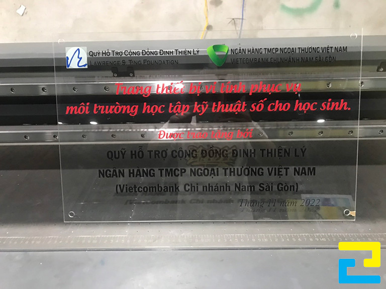 Mẫu 15: Bảng hiệu công ty bằng kính có kích thước 70 x 50cm, được in một lớp mực UV