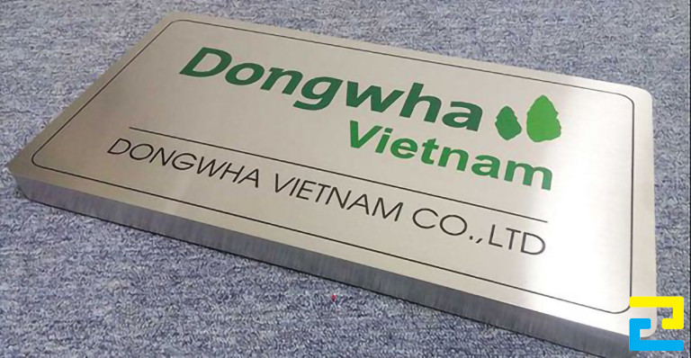 Quý khách nên thiết kế mẫu file in cho biển hiệu công ty đạt chuẩn bộ nhận diện thương hiệu về: Kiểu chữ, logo công ty, màu sắc,...