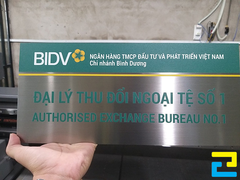 Mẫu 17: Bảng hiệu Ngân hàng Thương mại cổ phần Đầu tư và Phát triển Việt Nam BIDV được in trên chất liệu inox sáng bóng