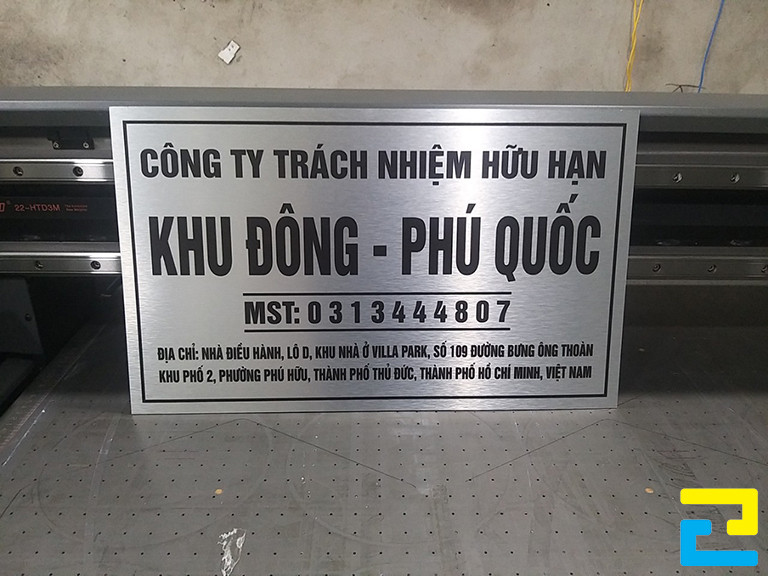 Mẫu 18: Bảng hiệu công ty cà phê được in trên chất liệu nhôm, in một lớp mực, in bằng máy in UV phẳng hiện đại