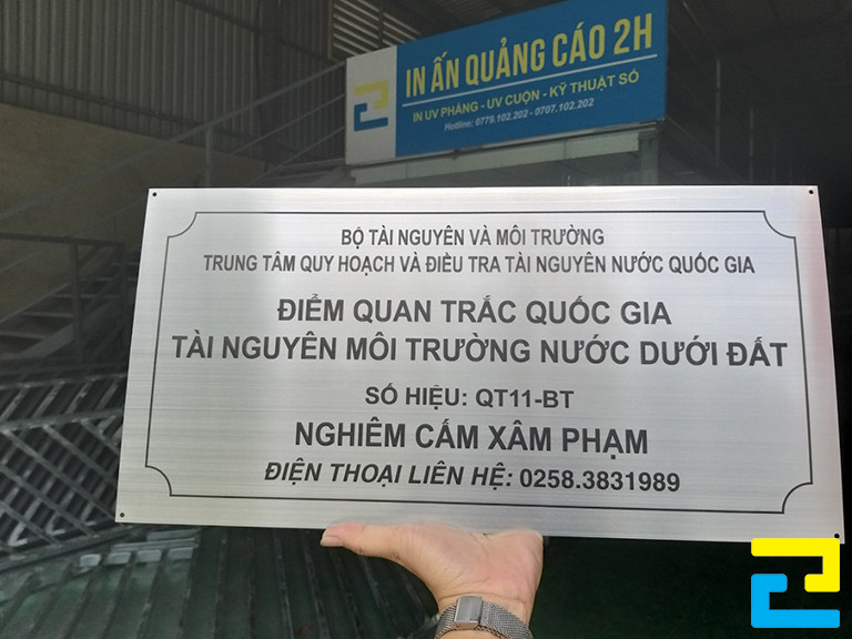 Công Ty In Ấn Quảng Cáo 2H chuyên nhận in các loại bảng hiệu công ty với giá thành rẻ, in lấy nhanh chóng mà không phải chờ lâu