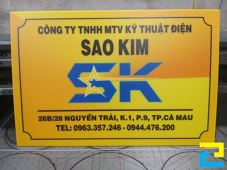 Mẫu 20: Mẫu bảng hiệu công ty mica vàng được in một lớp mực, được sản xuất bằng máy in UV phẳng hiện đại