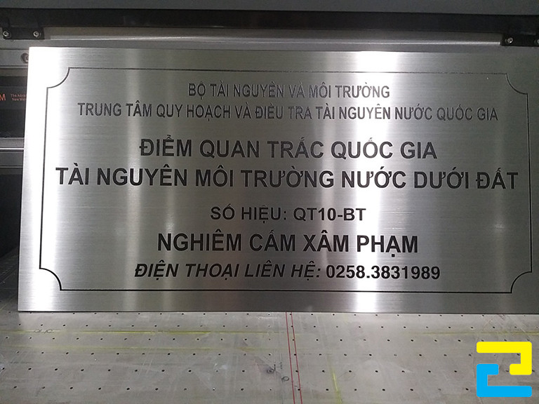 Mẫu 22: Bảng hiệu công ty bảo vệ được sản xuất bằng máy in UV phẳng, in trên chất liệu inox 304 sáng bóng, kích thước 70 x 50cm