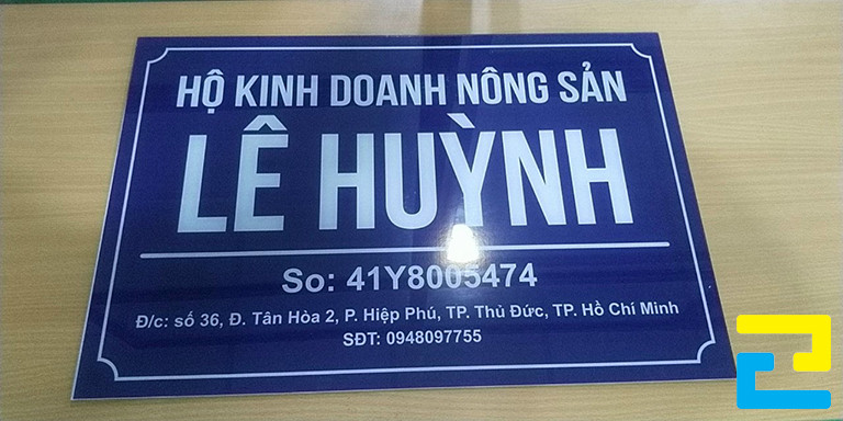 Mẫu 23: Mẫu bảng hiệu công ty mica xanh dương được in chữ trắng nổi bật, kích thước bảng hiệu 30 x 25cm