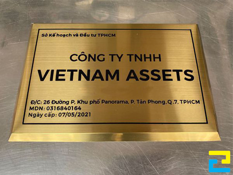 Mẫu 27: Biển hiệu công ty đẹp được in trên chất liệu inox 304 màu vàng sáng bóng, được in 1 lớp mực, có kích thước 30 x 25cm