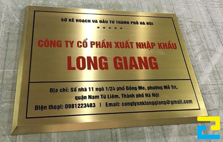 Mẫu 28: Biển hiệu cho Công ty cổ phần xuất nhập khẩu Long Giang được in bằng máy in UV phẳng, in trên chất liệu inox 304 vàng sáng bóng