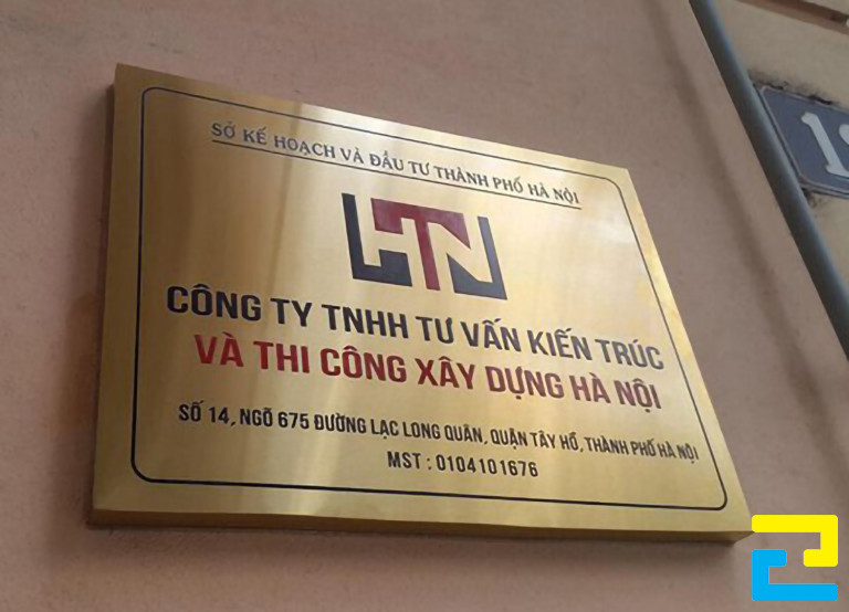 Mẫu 29: Bảng hiệu công ty xây dựng có kích thước 40 x 30cm, được in bằng máy in UV phẳng hiện đại, in trên chất liệu inox 304