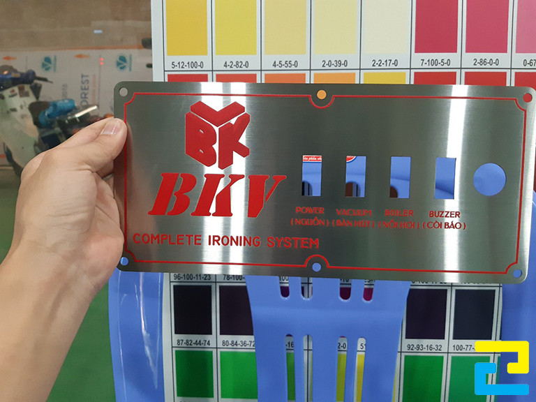 Mẫu 5: Bảng hiệu công ty xây dựng được in trên chất liệu nhôm, in bằng máy in UV phẳng hiện đại