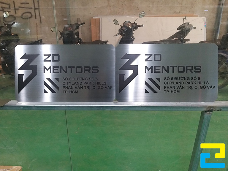 Mẫu 6: Bảng hiệu công ty sản xuất được in bằng máy in UV phẳng, in trên chất liệu inox 304