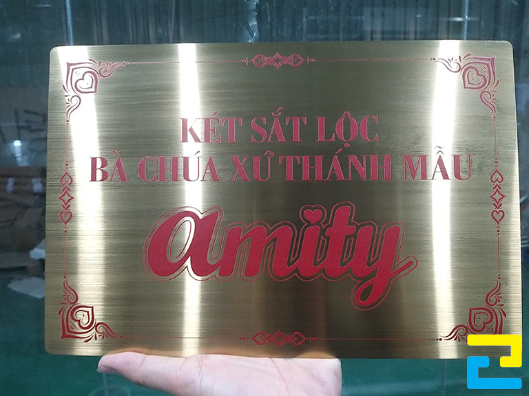 Mẫu 7: Bảng hiệu công ty bằng inox có kích thước 30 x 40cm, được sản xuất bằng máy in UV phẳng