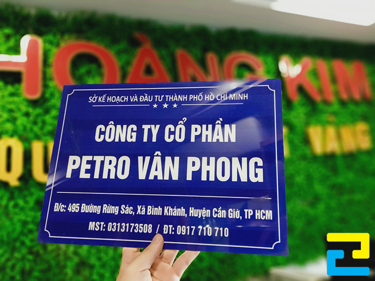Bên cạnh nhận in biển hiệu công ty trên chất liệu mica với số lượng ít, chúng tôi còn nhận in với số lượng nhiều trên 10 biển hiệu